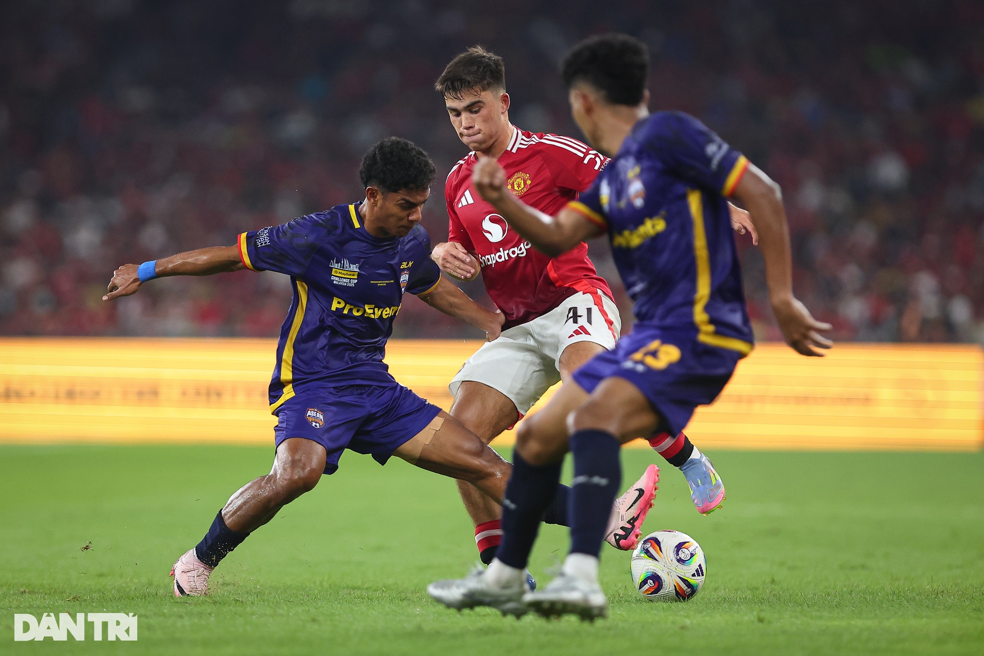 Màn trình diễn đáng nhớ của các tuyển thủ Việt Nam trước Man Utd - 10 Màn trình diễn đáng nhớ của các tuyển thủ Việt Nam trước Man Utd - 10