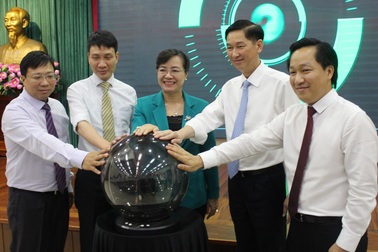 Người dân TPHCM lướt điện thoại tra cứu thông tin quy hoạch