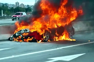 Thêm một vụ cháy xe Ferrari 458 Italia