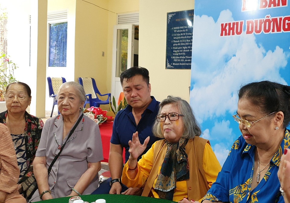 Lý Hùng, Lý Hương bật khóc khi hoàn thành di nguyện của cố NSND Lý Huỳnh - 8 Lý Hùng, Lý Hương bật khóc khi hoàn thành di nguyện của cố NSND Lý Huỳnh - 8
