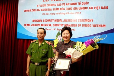 Giám đốc Quốc gia cơ quan phòng, chống ma túy được trao tặng Kỷ niệm chương