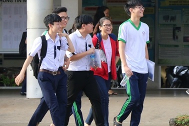 Chùm ảnh: Muôn vẻ tâm trạng thí sinh trước buổi thi đầu tiên