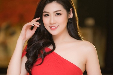 Á hậu Tú Anh diện đầm xéo vai khoe da trắng nõn