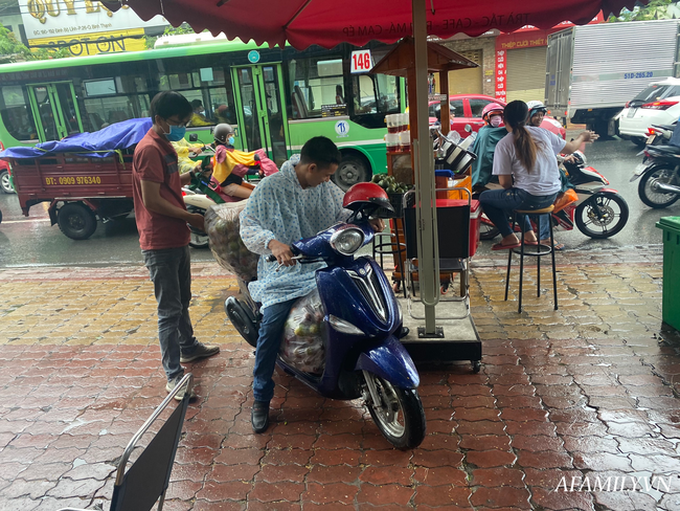 Mưa trắng trời sáng đầu tuần, người Sài Gòn bì bõm đi làm giữa đường kẹt xe, trẻ con mệt nhoài theo cha mẹ - Ảnh 8. Mưa trắng trời sáng đầu tuần, người Sài Gòn bì bõm đi làm giữa đường kẹt xe, trẻ con mệt nhoài theo cha mẹ - Ảnh 8.