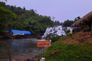 Đi cắt cỏ cho bò, nam sinh ngã xuống ao nước tử vong