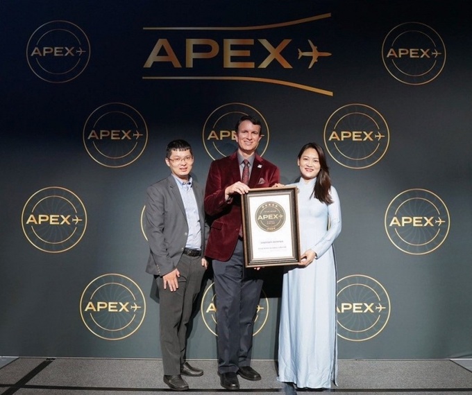 Vietnam Airlines representatives and APEX CEO Joe Leader