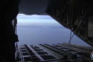 "Siêu trực thăng" vừa "đeo" xe bọc thép vừa tiếp liệu