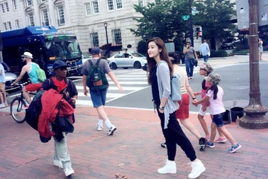 Á Hậu Huyền My trẻ trung dạo chơi trên đất Mỹ