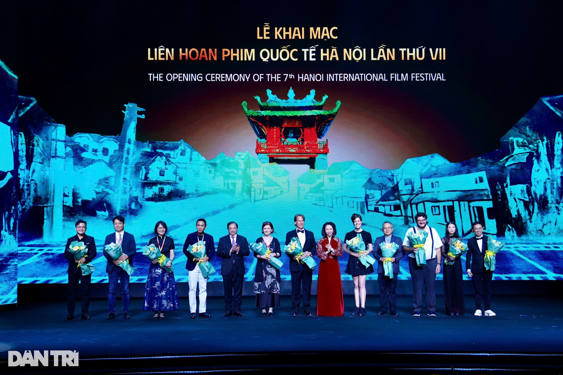 Chải Long Vũ bảnh bao, Khánh Ly rạng rỡ trên thảm đỏ LHP Quốc tế Hà Nội - 12 Chải Long Vũ bảnh bao, Khánh Ly rạng rỡ trên thảm đỏ LHP Quốc tế Hà Nội - 12