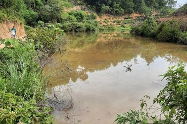 3 mẹ con ngã xuống đập nước, 2 người tử nạn