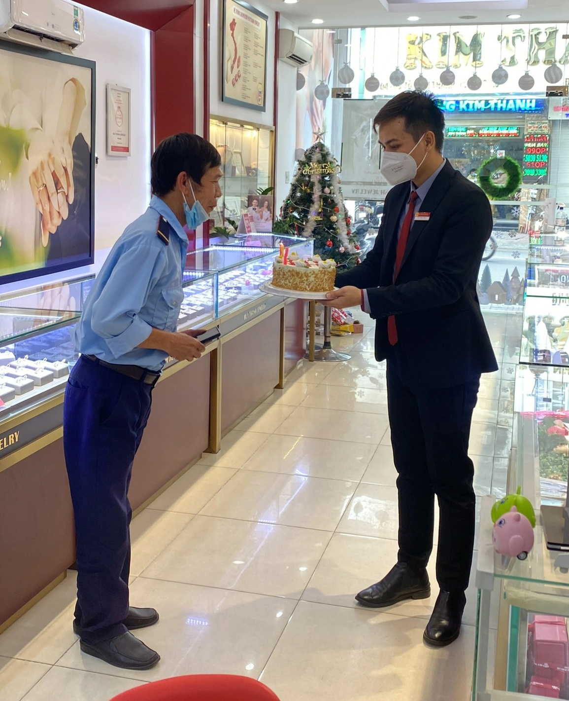 Lần đầu được tổ chức sinh nhật, chú bảo vệ U60 ở Sài Gòn rưng rưng thổi nến - 2 Lần đầu được tổ chức sinh nhật, chú bảo vệ U60 ở Sài Gòn rưng rưng thổi nến - 2