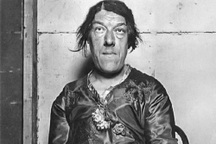 Bi kịch thống khổ về người phụ nữ "bán" vẻ ngoài "xấu xí" để nuôi đàn con