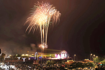 Rực rỡ đêm khai mạc "Cửa Lò - Sắc màu của biển"