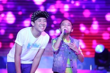 Phương Mỹ Chi thi vở sạch chữ đẹp và họp fan cùng Trấn Thành