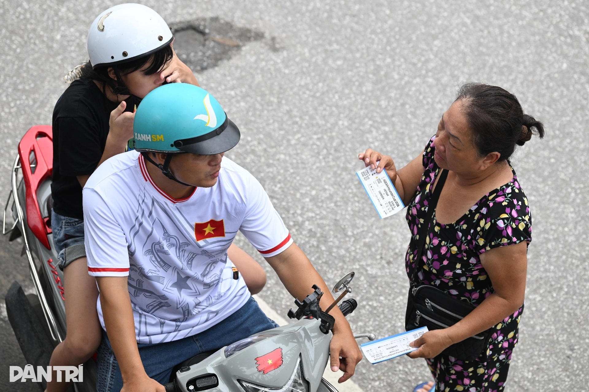 Phe vé tấp nập chào khách trước giờ bán vé trận Việt Nam - Campuchia - 7