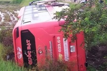 Xe khách chạy sai hành trình bị lật, nhiều hành khách bị thương