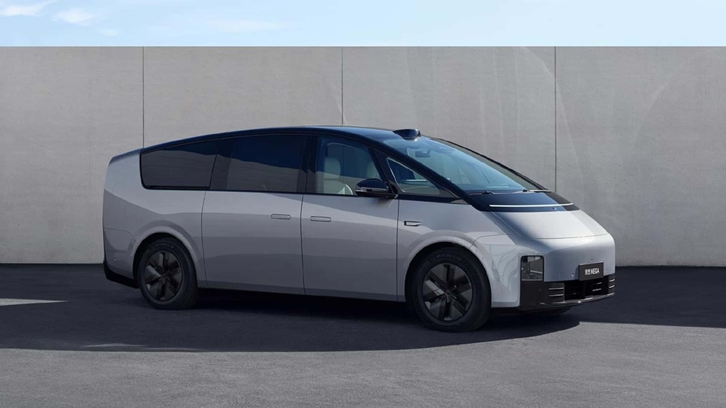 MPV điện Trung Quốc đang di chuyển bỗng cháy dữ dội, lửa nuốt chửng xe - 3 MPV điện Trung Quốc đang di chuyển bỗng cháy dữ dội, lửa nuốt chửng xe - 3