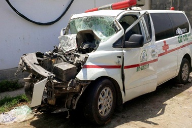Vụ tai nạn xe cấp cứu: 3 người trong 1 gia đình tử vong