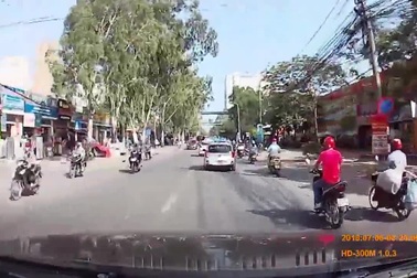 Hai thanh niên đầu trần chạy xe máy ngược chiều gây tai nạn