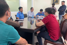 Giám đốc Trung tâm dạy lái xe bị bắt, giáo viên treo băng rôn cầu cứu