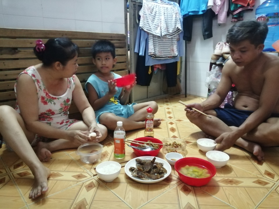 TPHCM: Bữa cơm không thịt của công nhân bị giảm lương vì Covid-19 - 6 TPHCM: Bữa cơm không thịt của công nhân bị giảm lương vì Covid-19 - 6