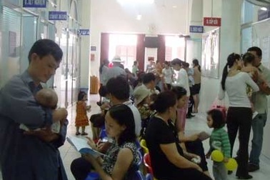 Bệnh viện nhi “căng mình” đón trẻ 