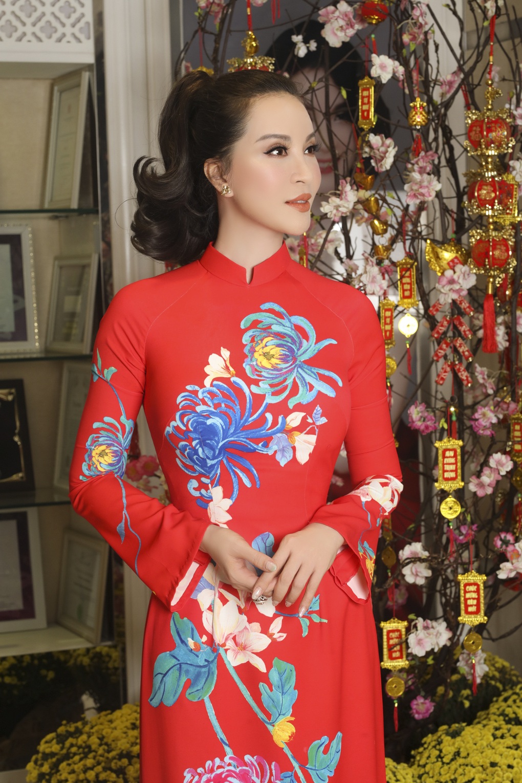 MC Thanh Mai xúng xính áo dài dạo phố xuân - 8 MC Thanh Mai xúng xính áo dài dạo phố xuân - 8
