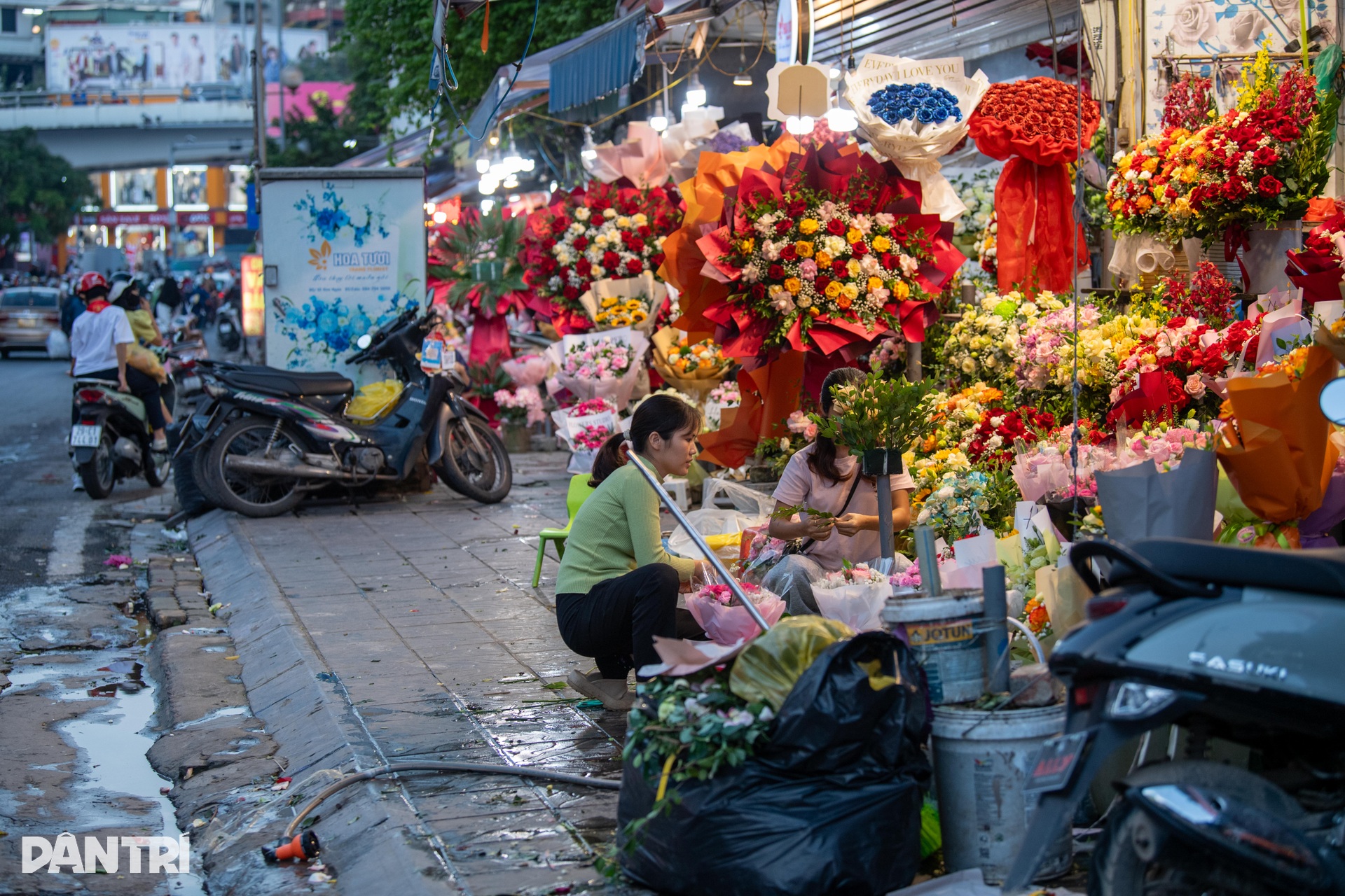 Nhức nhối tình trạng lấn chiếm vỉa hè, đẩy người đi bộ xuống đường ở Hà Nội - 8 Nhức nhối tình trạng lấn chiếm vỉa hè, đẩy người đi bộ xuống đường ở Hà Nội - 8