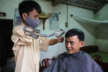 Chàng trai cụt tay làm nghề cắt tóc