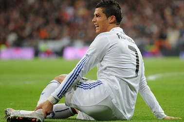 C. Ronaldo tái diễn pha chuyền bóng bằng lưng điệu nghệ