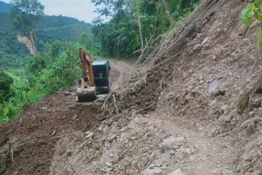 Chưa gượng dậy sau lũ lịch sử, xã biên giới ở Nghệ An lại bị chia cắt