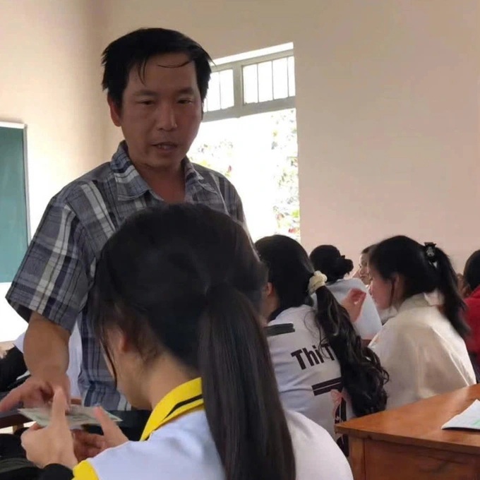 Pravda o klipu, kde učitel dává každému studentovi 1 milion VND na nákupy Tet - 1 Thực hư clip thầy giáo lì xì mỗi học sinh 1 triệu đồng… mua sắm Tết - 1