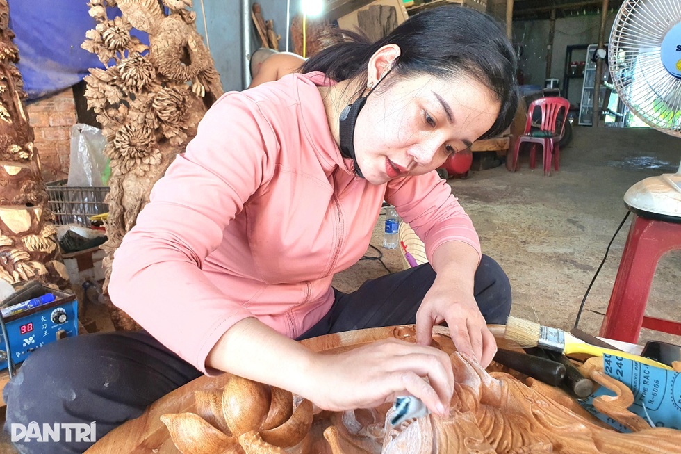 Người phụ nữ được gọi là đóa hoa làng quyết theo nghề đàn ông - 1 Người phụ nữ được gọi là đóa hoa làng quyết theo nghề đàn ông - 1