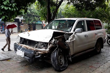 Đậu bên đường, xe tải bị xe biển xanh “ủi” nát đầu