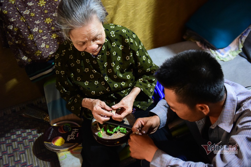 Chàng trai nghèo chở mẹ đi nhặt phế liệu khắp Sài Gòn - 5 Chàng trai nghèo chở mẹ đi nhặt phế liệu khắp Sài Gòn - 5