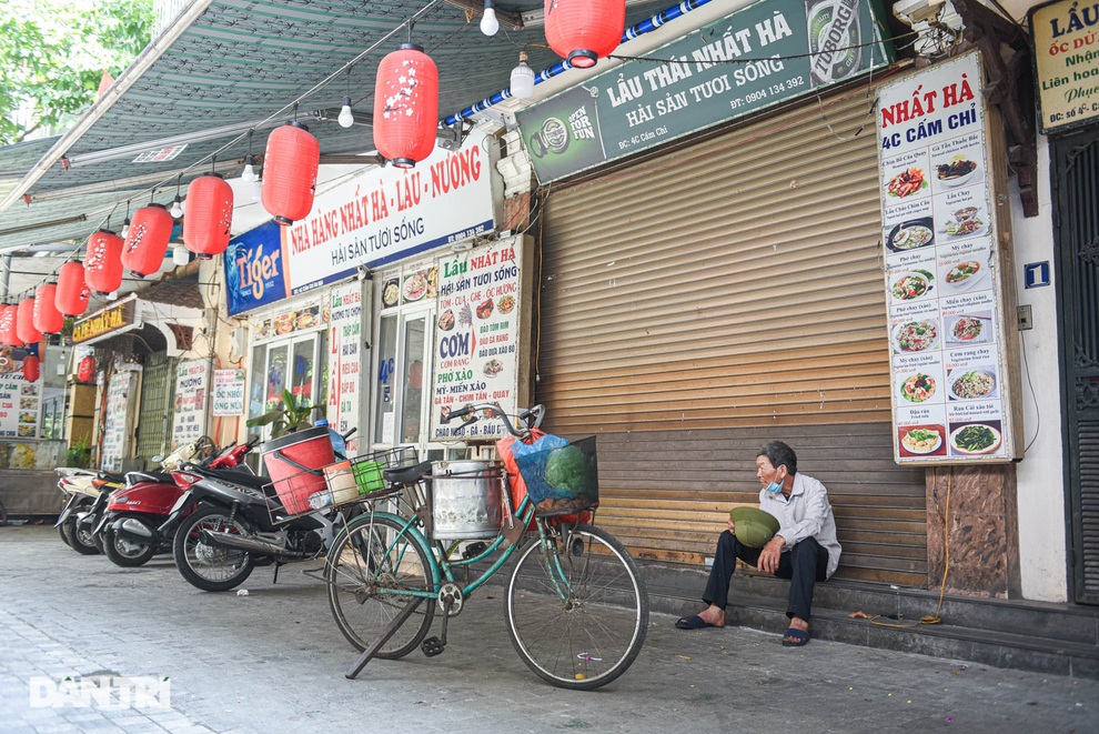 Cảnh cửa đóng then cài, đìu hiu ở phố ẩm thực không ngủ Hà Nội - 10 Cảnh cửa đóng then cài, đìu hiu ở phố ẩm thực không ngủ Hà Nội - 10