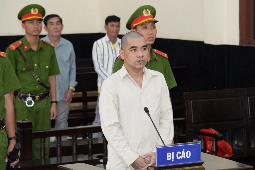 Gã đàn ông ghen tuông cầm dao chém, cứa cổ bạn nhậu - 1 Gã đàn ông ghen tuông cầm dao chém, cứa cổ bạn nhậu - 1