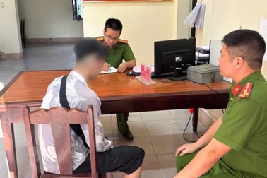 Cứu sống nam thanh niên bất ngờ bị ngã từ cầu Việt Trì xuống sông Lô