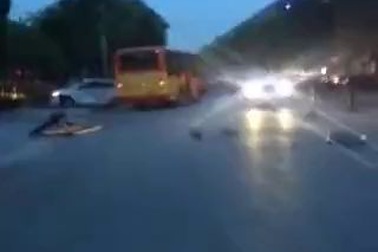 Tài xế xe 5 chỗ bị xe buýt cán gãy chân sau khi tìm cách chạy trốn