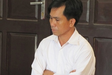 Cán bộ xã tố bị nữ sinh "ve vãn"