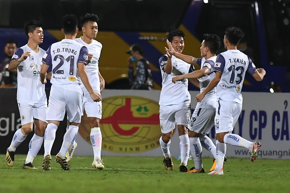 CLB Hà Nội 4-0 Than Quảng Ninh: Quang Hải rực sáng - 19 CLB Hà Nội 4-0 Than Quảng Ninh: Quang Hải rực sáng - 19