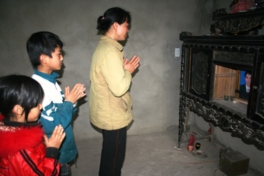 Bố đột tử, hai mẹ con tuyệt vọng vì bệnh tim