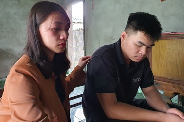 Giọt nước mắt nghẹn ngào của cô giáo chủ nhiệm thương cậu học trò mồ côi