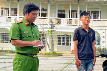 Cặp đôi rủ nhau đi cướp vé số của người mù