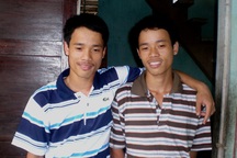 Hai anh em sinh đôi vượt khó vào đại học