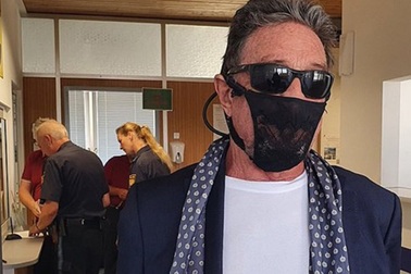 Triệu phú lập dị bị tạm giữ vì “khẩu trang” phản cảm