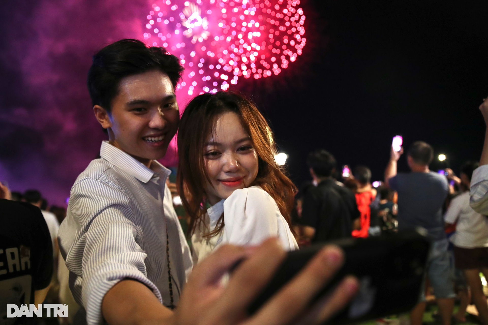 Người dân TPHCM mãn nhãn với pháo hoa dịp 30/4 - 8 Người dân TPHCM mãn nhãn với pháo hoa dịp 30/4 - 8