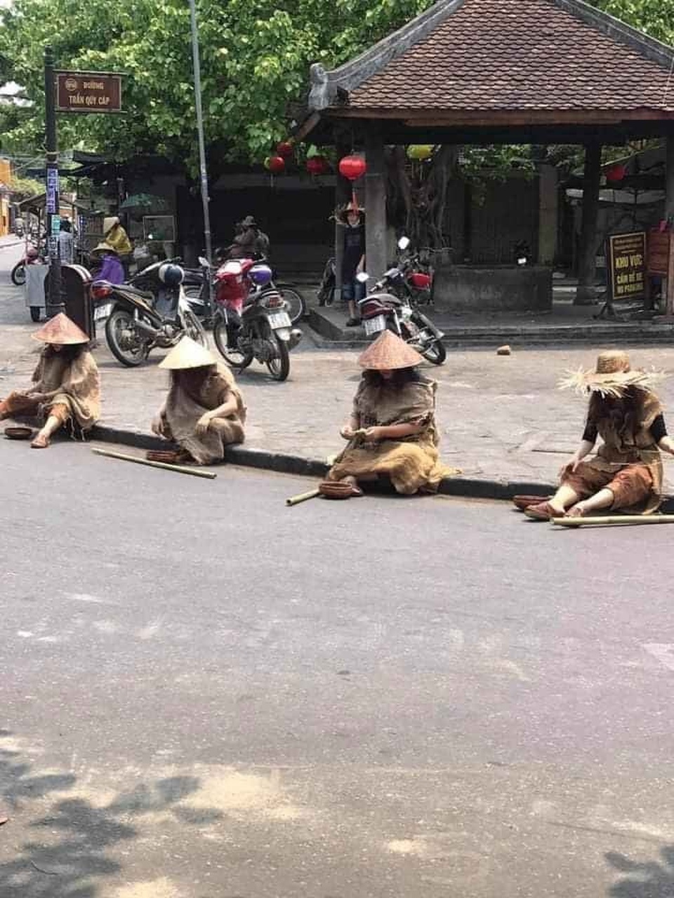 Người nhà ông Phan Văn Anh Vũ tổ chức diễn trò ăn xin tràn phố cổ Hội An - 1 Người nhà ông Phan Văn Anh Vũ tổ chức diễn trò ăn xin tràn phố cổ Hội An - 1