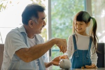 Vì sao cho con tiền tiêu vặt là bài học quan trọng đầu đời?