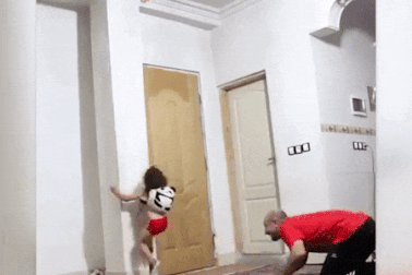 Cậu bé “Người Nhện” 3 tuổi tiếp tục gây sửng sốt